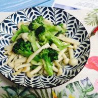 西兰花炒白玉菇