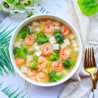 西兰花虾仁豆腐汤