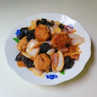 洋葱木耳烧肉圆