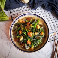 焦蒜皮蛋浸菠菜