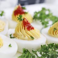 绿色美食鱼子酱魔鬼蛋