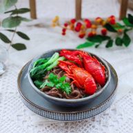 小龙虾青菜清汤荞麦面