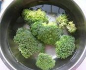 2、西兰花炒虾球,西兰花洗净分成小朵。