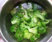 3、西兰花炒虾球,入加了少许盐的沸水中焯一下，过凉。