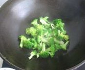 4、西兰花炒虾球,锅中放少量油，加入西兰花略炒。