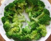 5、西兰花炒虾球,加入少许盐，略炒后摆入盘中。