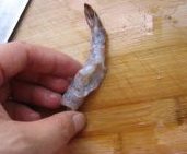 7、西兰花炒虾球,在二分之处向上开口，穿透。