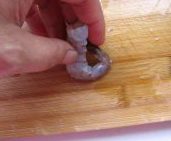 8、西兰花炒虾球,将尾部向上卷起。