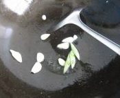 12、西兰花炒虾球,锅中入少许油烧热。