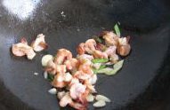 13、西兰花炒虾球,加入虾球，翻炒变色至熟盛出。