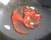 14、西兰花炒虾球,锅中入少许蒜片略炒，加入番茄酱。