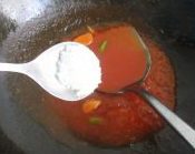 15、西兰花炒虾球,加入适量水，少许糖。