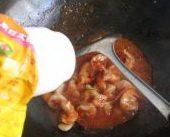 17、西兰花炒虾球,快速翻炒收汁，加入少许鸡精。