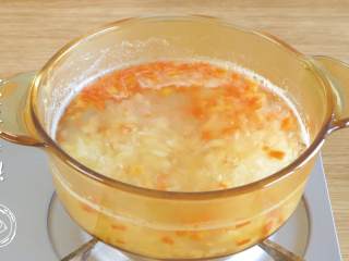 5、9m+宝宝疙瘩汤(宝宝辅食),胡萝卜丁和土豆丁倒入锅中,煮熟~