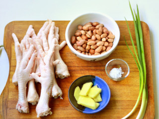 1、花生鸡脚汤,材料准备好