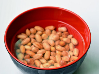 2、花生鸡脚汤,花生提前用冷水浸泡一晚（夏天要放进冰箱）