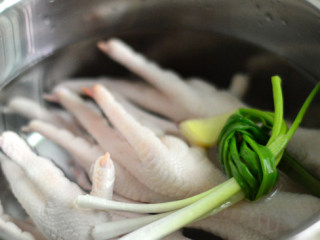 3、花生鸡脚汤,鸡脚放入锅中，加入姜片和葱结，焯水后捞出