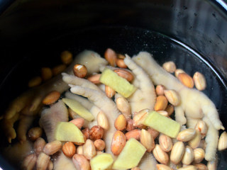 4、花生鸡脚汤,将焯水后的鸡脚与泡好的花生放入压力锅内胆，加入姜片，兑入1.5升水