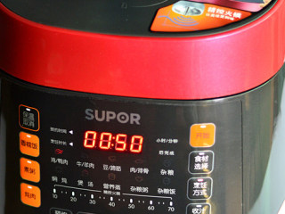 5、花生鸡脚汤,盖上盖子，启动煲汤程序，时间为50分钟