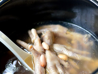 6、花生鸡脚汤,程序结束后，打开盖子调入盐即可