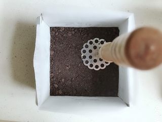 1、雪域抹茶芝士蛋糕,黄油融化成液体，与奥利奥饼干碎混合拌匀，倒在模具中铺平压实。我用了压泥器，非常适用。饼底铺好后入冰箱冷藏