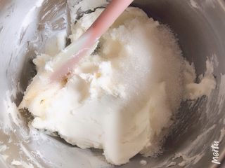 2、雪域抹茶芝士蛋糕,制作抹茶芝士蛋糕。250g奶油奶酪室温软化，刮刀按压至顺滑，加入60g糖拌匀