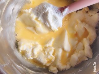 3、雪域抹茶芝士蛋糕,放入打散的鸡蛋，混合均匀