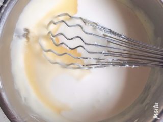 4、雪域抹茶芝士蛋糕,倒入淡奶油和柠檬汁，柠檬汁的量可以调节，我用了10g