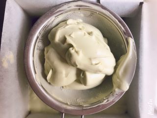 6、雪域抹茶芝士蛋糕,将面糊过筛到饼干底上。我的奶油奶酪没有软化得很彻底，所以面糊有点凝固，软化彻底一些质地会更稀更好过筛。过筛后用刮刀略微抹平，面糊较稀的话稍微震一下模具就平了。入烤箱170度烤45分钟，出炉后彻底晾凉备用
