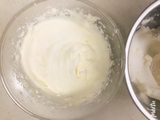 8、雪域抹茶芝士蛋糕,150g淡奶油加30g糖打发至7分，即刚刚出现清晰纹路