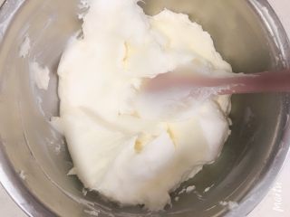 9、雪域抹茶芝士蛋糕,淡奶油与奶油奶酪混合，翻拌均匀