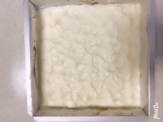 11、雪域抹茶芝士蛋糕,也可以用勺子底部按压一下再抬起，做出不规则的纹路