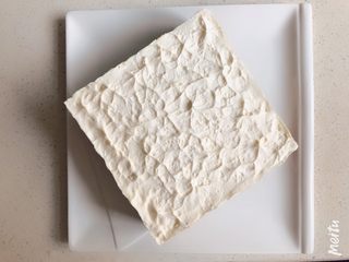 12、雪域抹茶芝士蛋糕,入冰箱冷藏2小时以上，冷冻也可以，方便脱模。热毛巾敷在周围，即可慢慢脱模