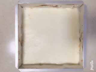 10、雪域抹茶芝士蛋糕,铺在冷却的蛋糕上，抹平