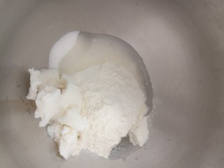 1、传统酥皮点心—花开富贵,把油皮部分的原料放入揉面机，进行揉面，大概揉20多分钟