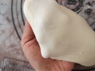 2、传统酥皮点心—花开富贵,面团揉出光滑的面膜