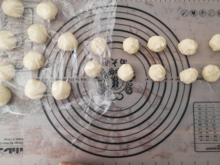 3、传统酥皮点心—花开富贵,把面团分成10等份，油酥部分的原料揉捏到没有干粉，混合均匀，不用过度揉，均匀就好，也分成等量的10份