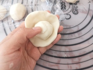 4、传统酥皮点心—花开富贵,把油皮的面团擀成圆片，包住油酥团，类似包元宵的做法