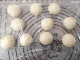 5、传统酥皮点心—花开富贵,全部包好，盖保鲜膜醒发10分钟