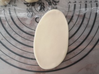 6、传统酥皮点心—花开富贵,把剂子擀成椭圆卷起