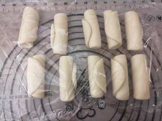 7、传统酥皮点心—花开富贵,全部卷好盖保鲜膜醒10分钟