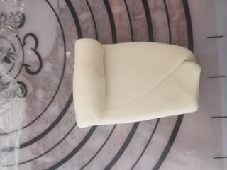 8、传统酥皮点心—花开富贵,把剂子再次擀平卷起