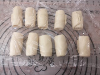9、传统酥皮点心—花开富贵,全部剂子卷好醒10分钟