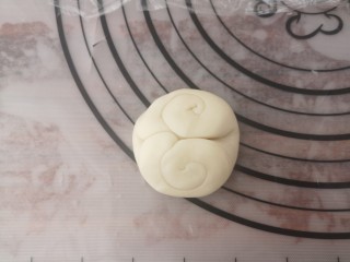 10、传统酥皮点心—花开富贵,把剂子两头捏起，成圆形