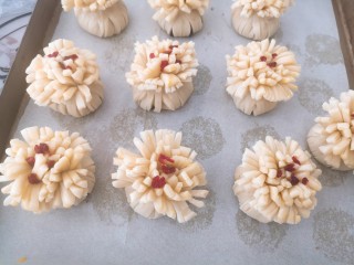 14、传统酥皮点心—花开富贵,最后蔓越莓切碎，散落的撒几粒
