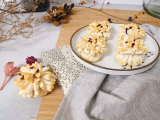 15、传统酥皮点心—花开富贵,中层，上下火180度，烤25分钟，出炉即可。