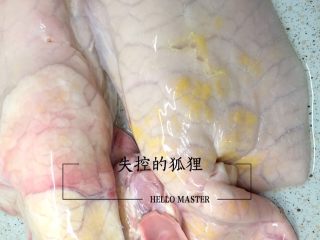 12、猪肺的处理方法,把搅好的鸡蛋，用勺子灌进猪肺里面。