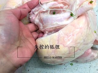 13、猪肺的处理方法,鸡蛋灌进去后，用线把猪肺管子扎紧，防止鸡蛋流出。