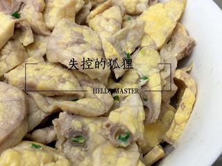 21、猪肺的处理方法,处理好切片的猪肺，凉透后，用保鲜袋装起来，冰箱冷冻保存。 我家里就我跟我老公，公公婆婆定居美国，我爸妈也不在我们这里。所以一个猪肺够我跟我老公吃一个多礼拜了。变着法儿吃。各种猪肺料理。