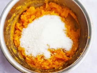 4、软糯香甜的红薯夹心饼,红薯泥中加入白糖。